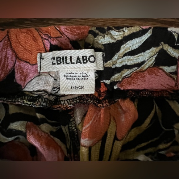 Billabong. Heart Beats Black Tropical Print Wide-Leg Pants. Size:Small - Picture 6 of 6
